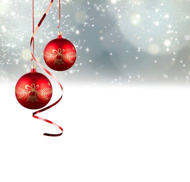 Beyaz arka planda noel kutlaması baloları ve metin için boş alan. 