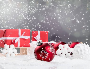 Karda kırmızı toplar, bulanık arkaplan ve yazı için boş alan. Kutlama dekorasyonu. Tatil kavramı.