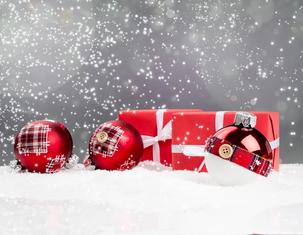 圣诞红雪球 背景模糊 有空余的文字空间 庆祝装饰 假日概念 图库图片