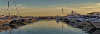 Gün batımında, Akdeniz limanda tekne su ve güzel gökyüzü, portal portallar, mallorca, İspanya üzerine düşünceler.