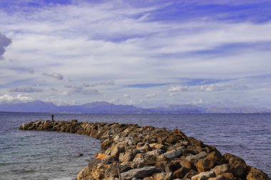 İskele / iskele taş ile adam Balık tutma ve dağ zemin, Akdeniz, mallorca, İspanya.