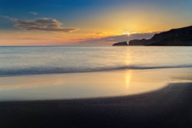 Cala Mesquida, gündoğumu, plaj, Akdeniz, tepeler, kayalar, su üzerinde altın güneş yansıması, bulutlar ile mavi gökyüzü, Mallorca, Ispanya