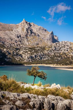 Tramuntana dağları güneşli bir günde mavi gökyüzü, göl rezervuarı, ağaçlar, patikalar ve vahşi yaşam, Mallorca, İspanya
