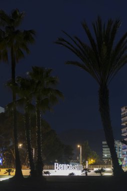 Avuç içi ve Benicassim, büyük harflerle