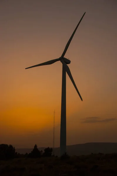 Windmühle bei goldenem Sonnenuntergang — Stockfoto