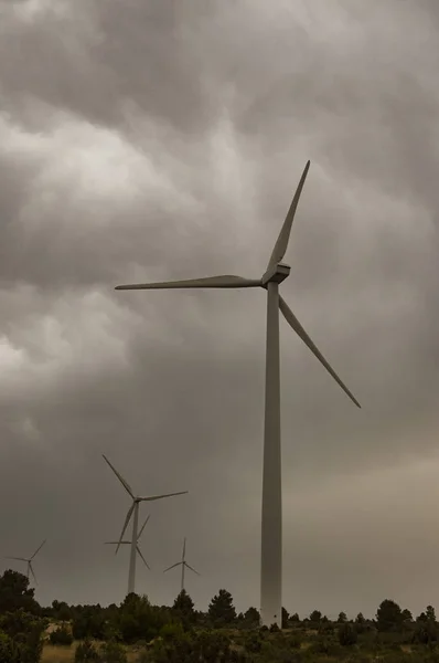 Windmühle unter bewölktem Himmel — Stockfoto