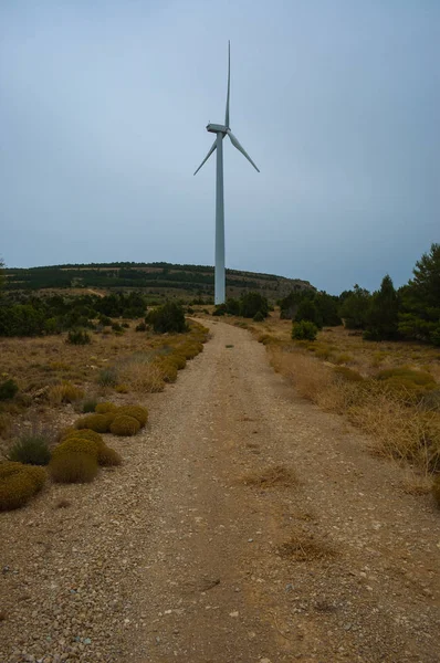 Weg zur Windmühle auf dem Land — Stockfoto