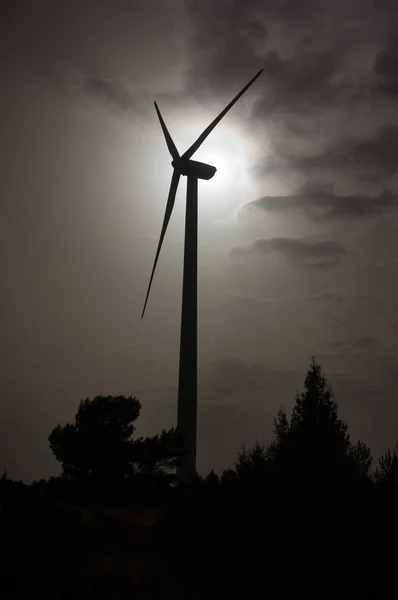 Hintergrundbeleuchtung Windmühle mit bewölktem Himmel — Stockfoto