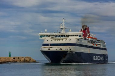 Limana gelen feribot