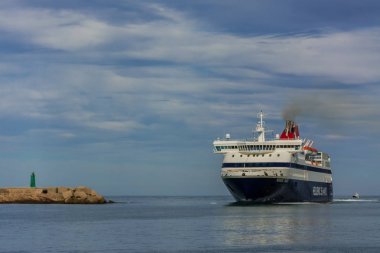 Limana gelen feribot