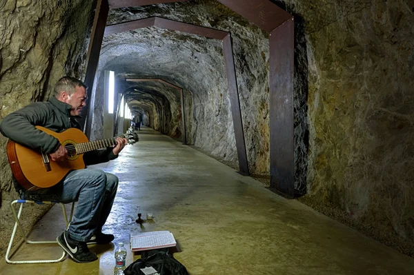 Kale nin altındatünel ve gitarist