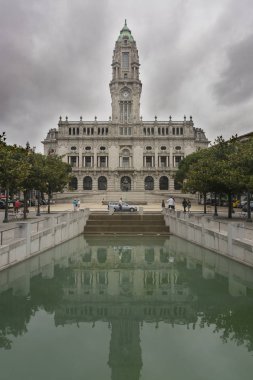Belediye binası ve çeşme