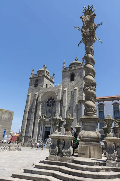 Pelourinho em frente à Catedral do Porto — Fotografia de Stock