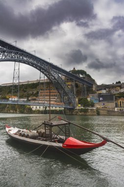 Luiz I köprüsünün yanındaki tekne, Porto, Portekiz
