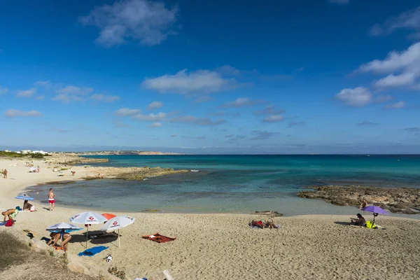 Pequeña playa en la costa — Foto de Stock