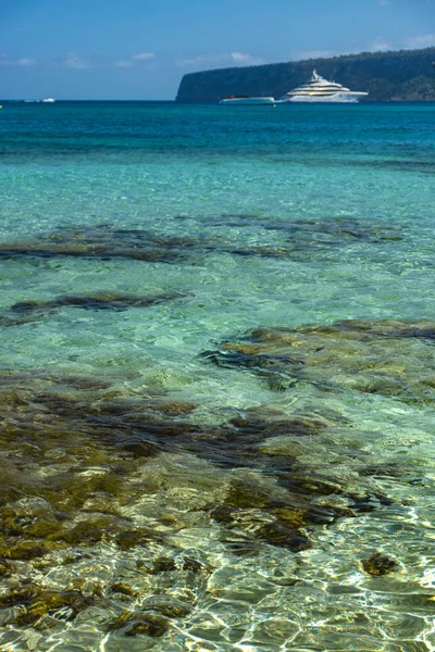 Iate na âncora perto da praia — Fotografia de Stock