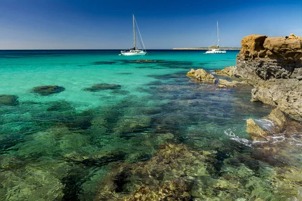 Dos veleros y costa rocosa — Foto de Stock