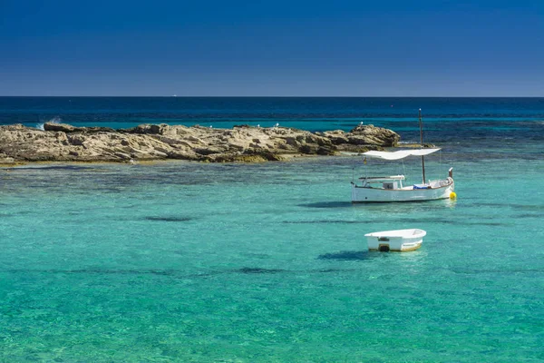 Barcos de pesca e rochas — Fotografia de Stock