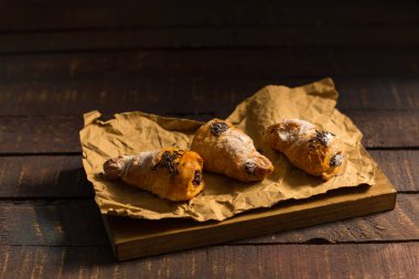 Çikolata ile üç mini kruvasan