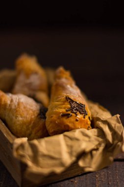 Çikolata ile üç mini kruvasan