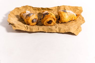 Çikolata ile üç mini kruvasan