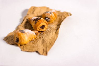 Çikolata ile üç mini kruvasan