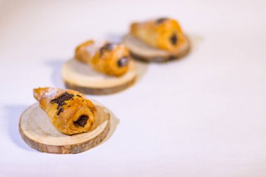 Çikolata ile üç mini kruvasan