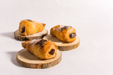 Çikolata ile üç mini kruvasan