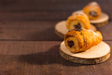 Çikolata ile üç mini kruvasan