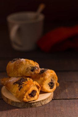 Çikolata ile üç mini kruvasan