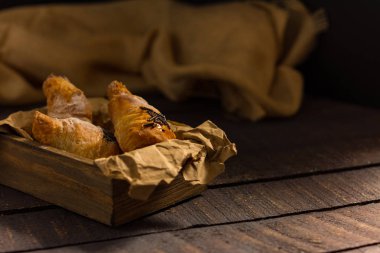 Çikolata ile üç mini kruvasan