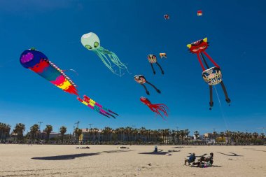 Bazı renkli uçurtma uçan