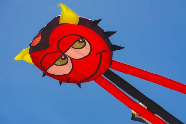 Gülümseyen kırmızı iblis uçurtma