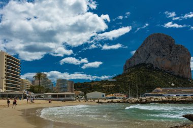 Rock of Ifach, daireler, marina ve balık pazarı