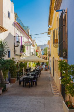 Küçük bir sokakta bar terasları