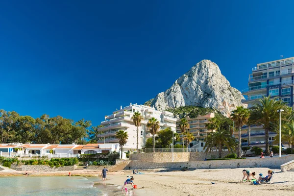 Rock of Ifach, apartments and chalets at the beach — Stock Photo, Image