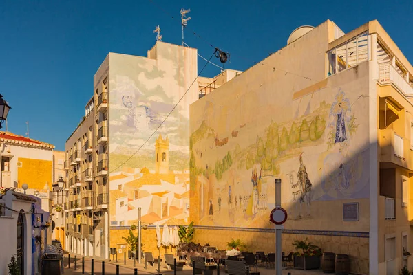 Arte urbano en un edificio de fachada — Foto de Stock