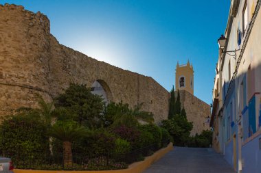 Topları ve kilise ile eski duvar