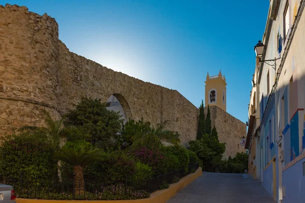 Vecchia parete con cannoni e chiesa — Foto Stock