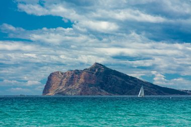 Albir kaya ve yelkenli