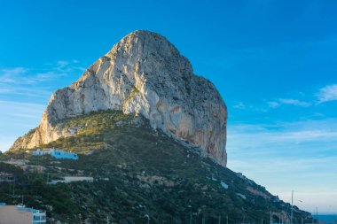 Gün doğumunda Ifach kayası