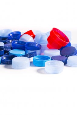 Beyaz arka planda plastik kapaklar