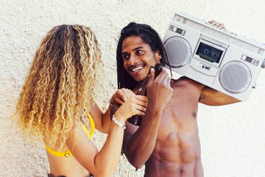 Irklararası çift müzik ve içme dinlemek