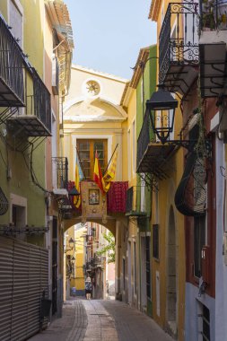 Belediye binasının altından geçiyorum.