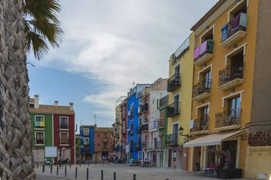 Renkli cepheler, sahilin yanındaki kare.