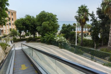 Sahilden kolayca yükseliyor.