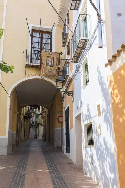 Cruzando bajo el ayuntamiento — Foto de Stock