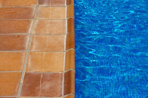 Suelo Baldosa Naranja Borde Una Piscina Con Fondo Azul Conceptos — Foto de Stock