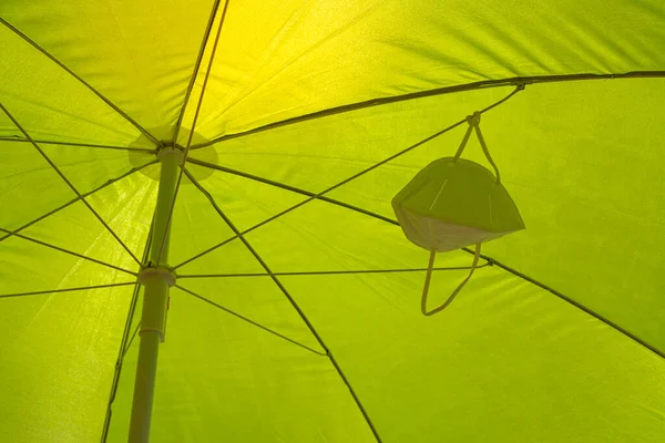 Máscara Facial Fundo Guarda Chuva Praia Piscina Com Luz Solar — Fotografia de Stock