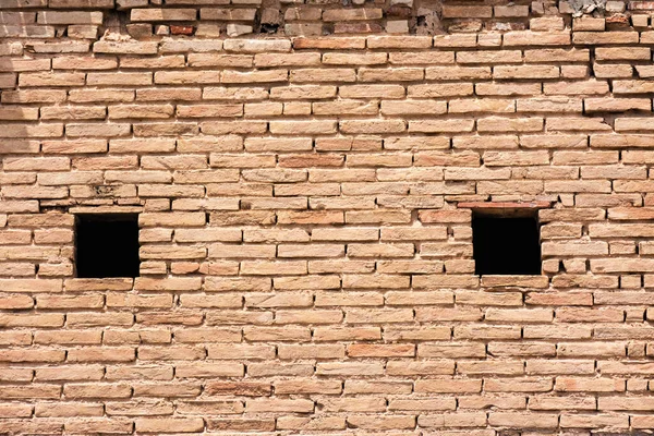 Parede Velha Uma Casa Velha Com Tijolos Barro Duas Pequenas — Fotografia de Stock